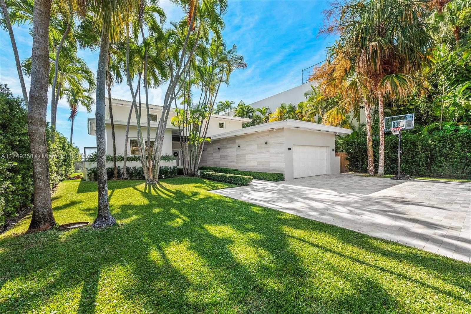 Small Image of 1300 SOUTH VENETIAN WAY, Miami Number 26