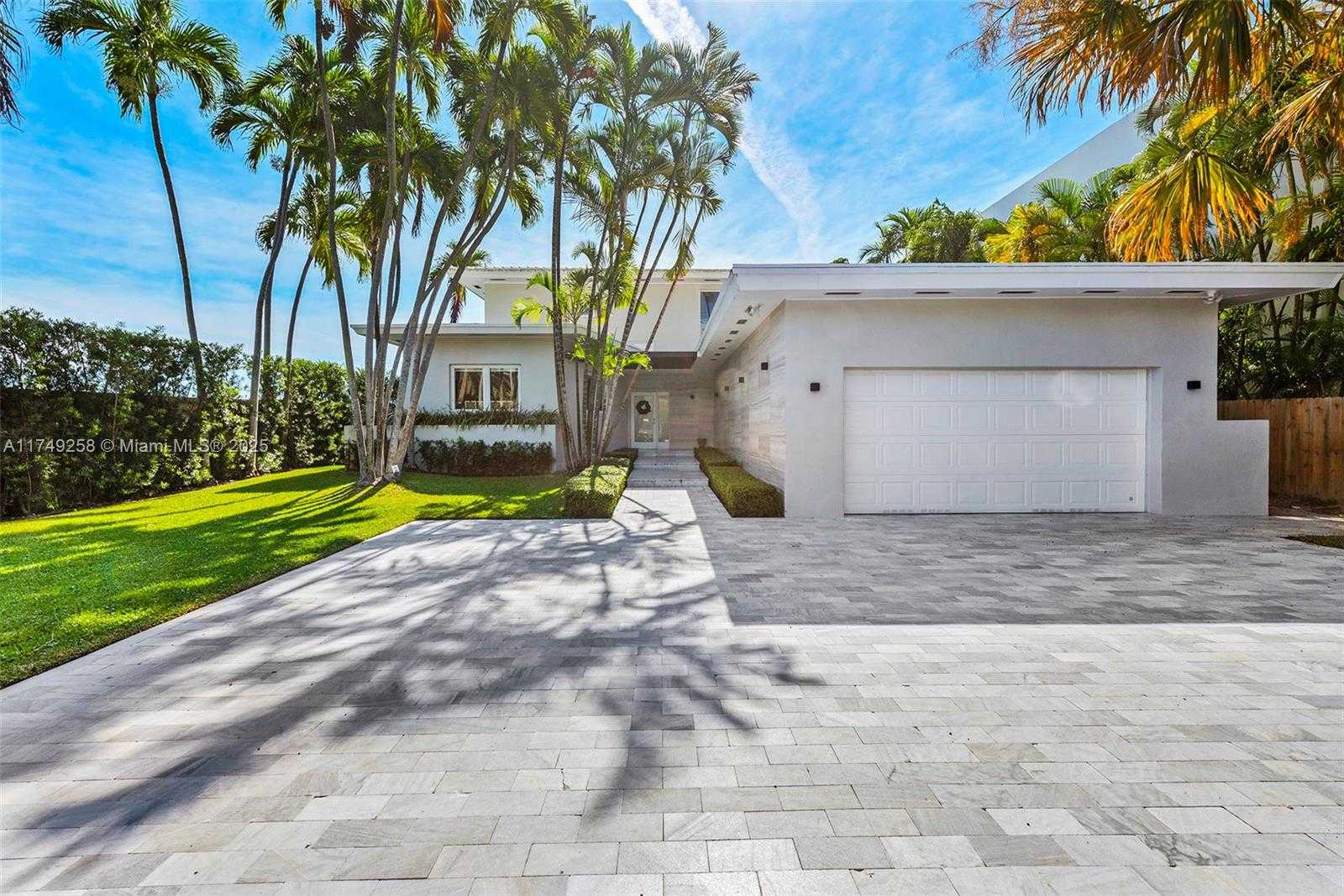 Small Image of 1300 SOUTH VENETIAN WAY, Miami Number 27