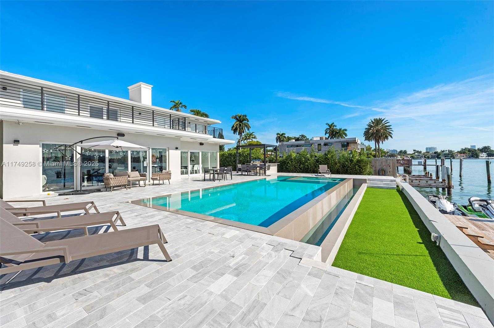 Small Image of 1300 SOUTH VENETIAN WAY, Miami Number 28