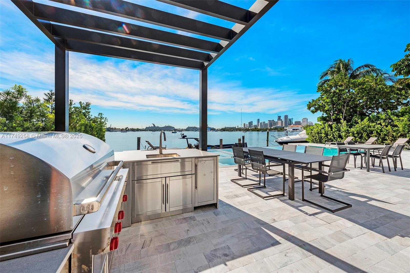 Small Image of 1300 SOUTH VENETIAN WAY, Miami Number 30