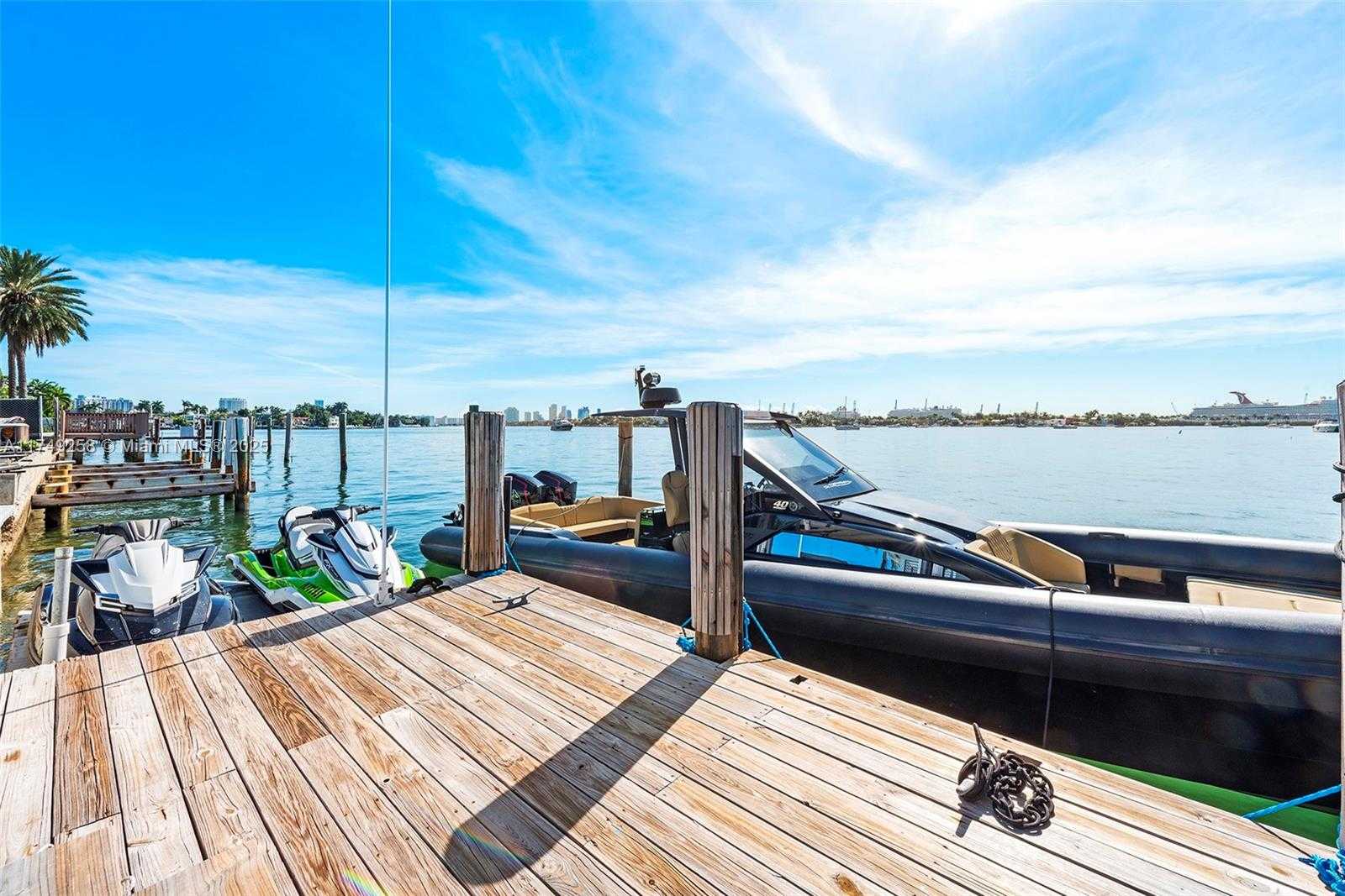Small Image of 1300 SOUTH VENETIAN WAY, Miami Number 31