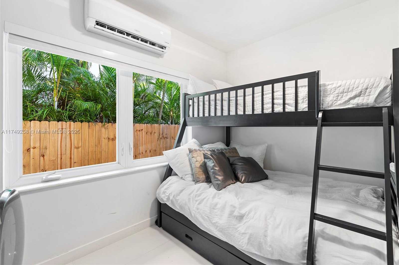 Small Image of 1300 SOUTH VENETIAN WAY, Miami Number 32
