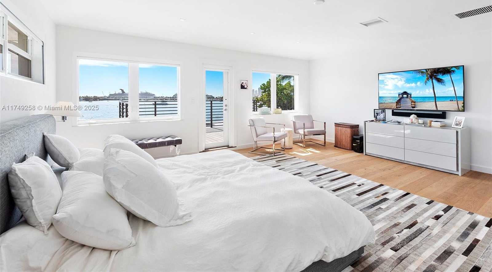 Small Image of 1300 SOUTH VENETIAN WAY, Miami Number 4