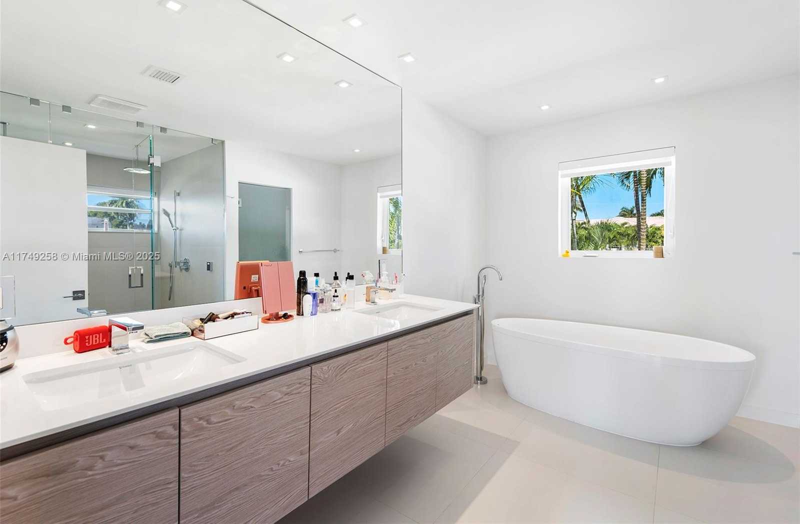 Small Image of 1300 SOUTH VENETIAN WAY, Miami Number 5