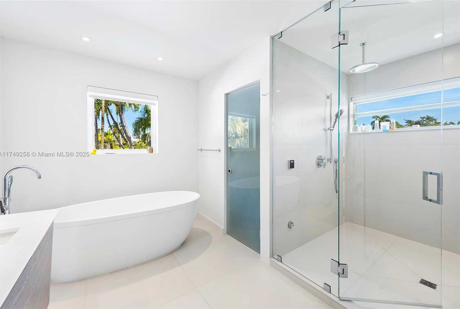 Small Image of 1300 SOUTH VENETIAN WAY, Miami Number 6