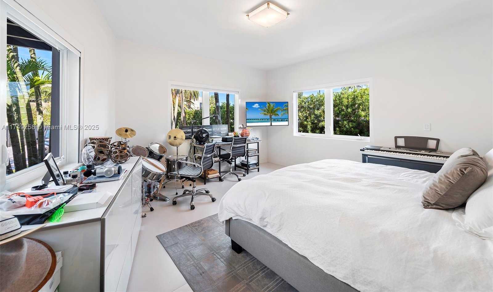 Small Image of 1300 SOUTH VENETIAN WAY, Miami Number 7