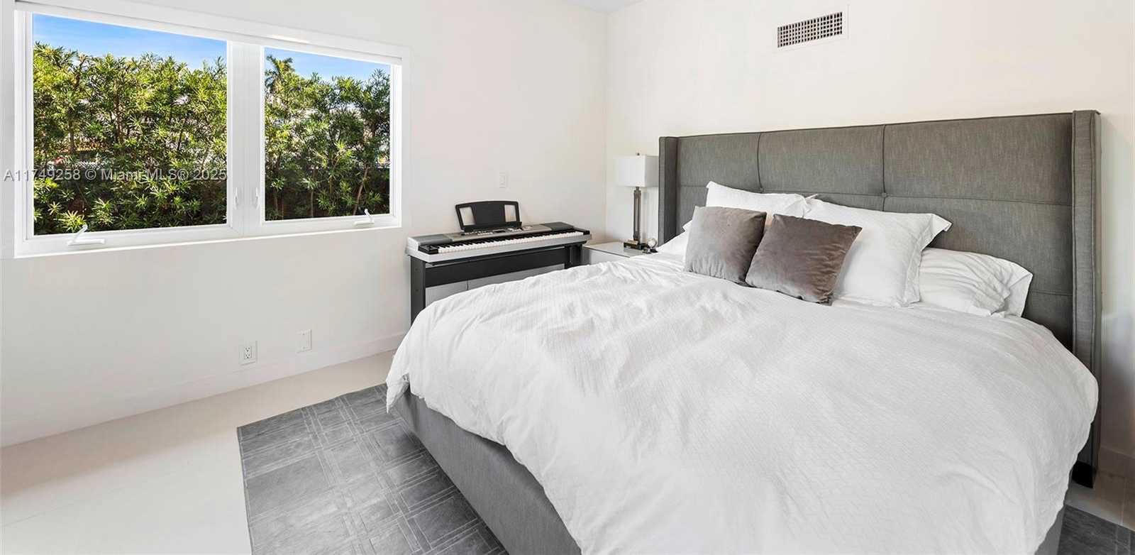 Small Image of 1300 SOUTH VENETIAN WAY, Miami Number 8