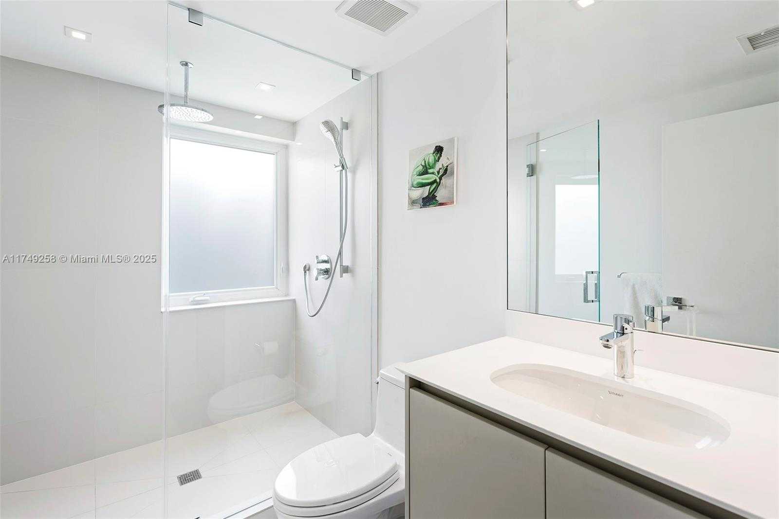 Small Image of 1300 SOUTH VENETIAN WAY, Miami Number 9