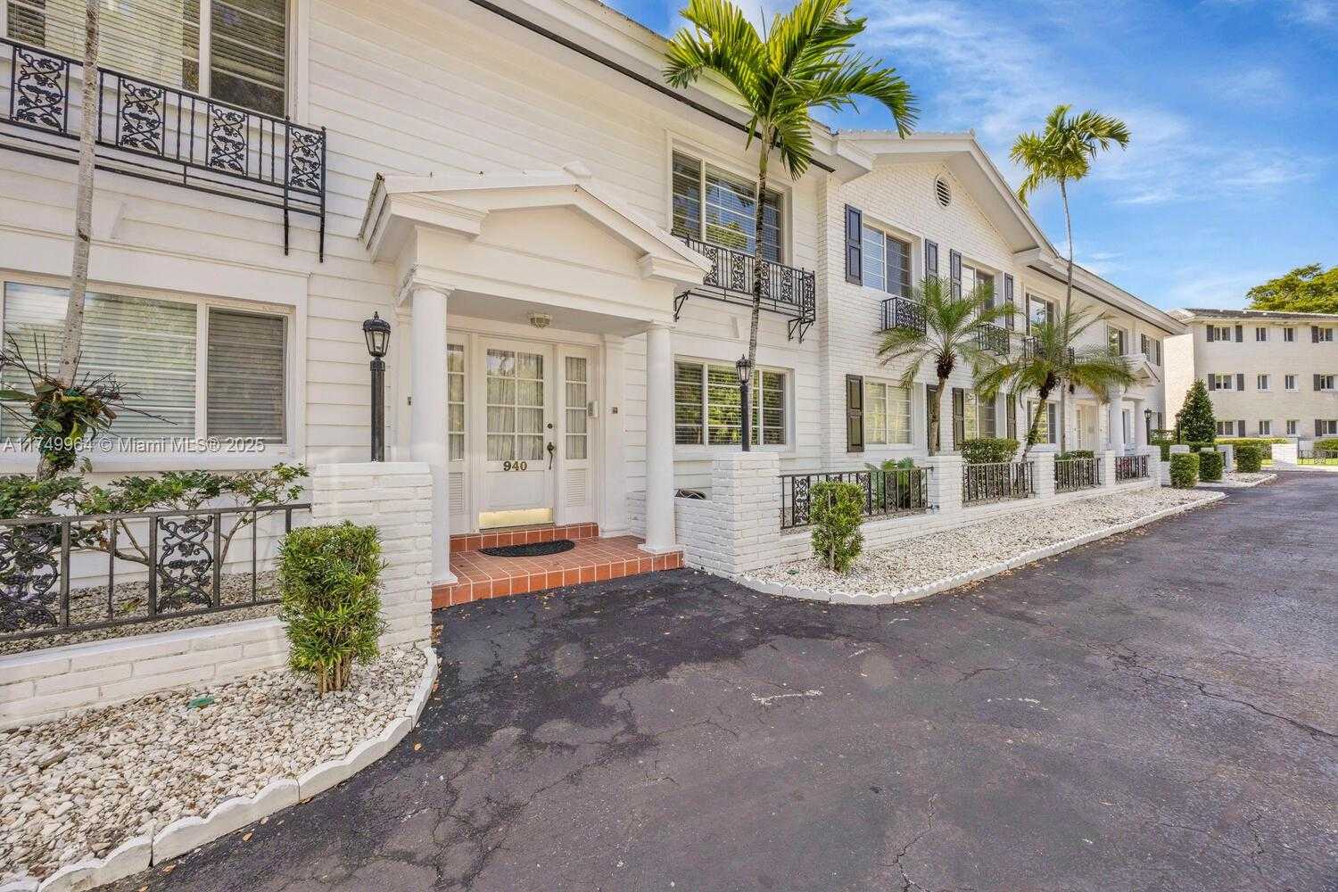 Small Image of 940 SEVILLA AVE #206, Coral Gables Number 2