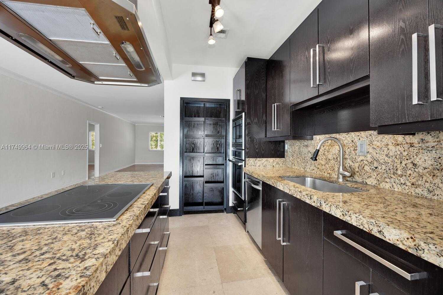 Small Image of 940 SEVILLA AVE #206, Coral Gables Number 6