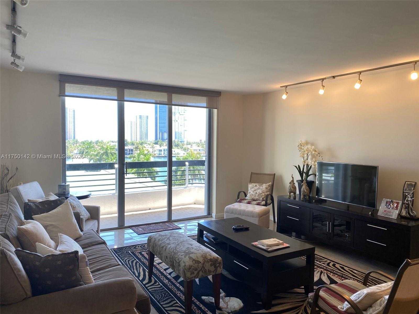 Small Image of 3600 MYSTIC POINTE DR #717, Aventura Number 2