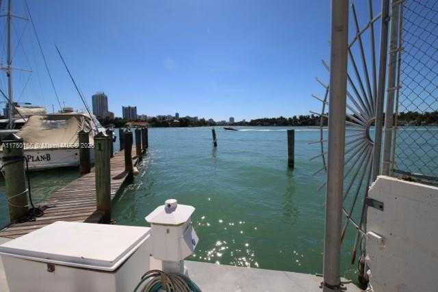 Small Image of King Cole Condominium, 900 Bay Dr, Miami Beach, FL 33141, USA Number 2