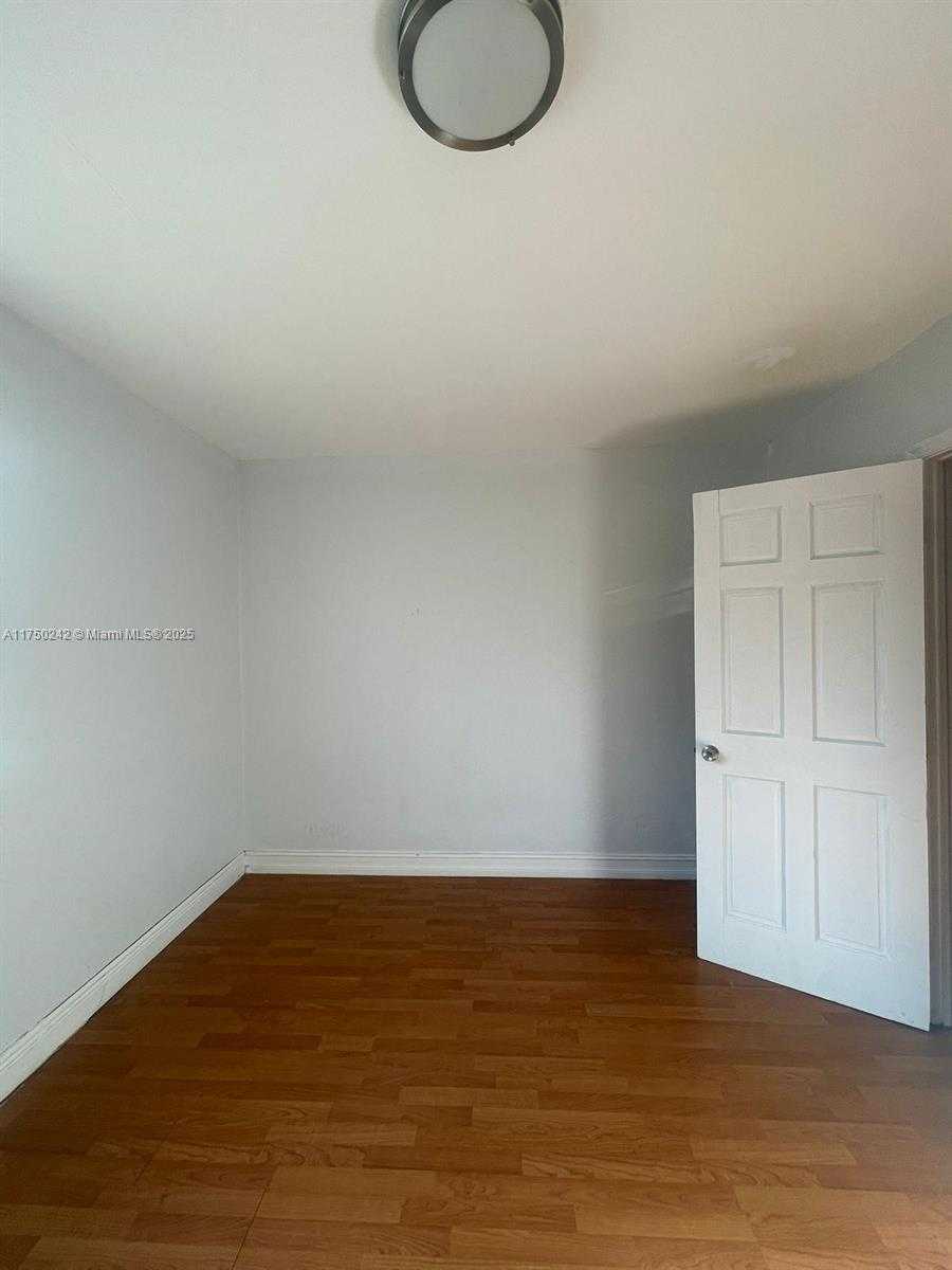 Small Image of 7928 HARDING AVE #1, Miami Beach Number 10