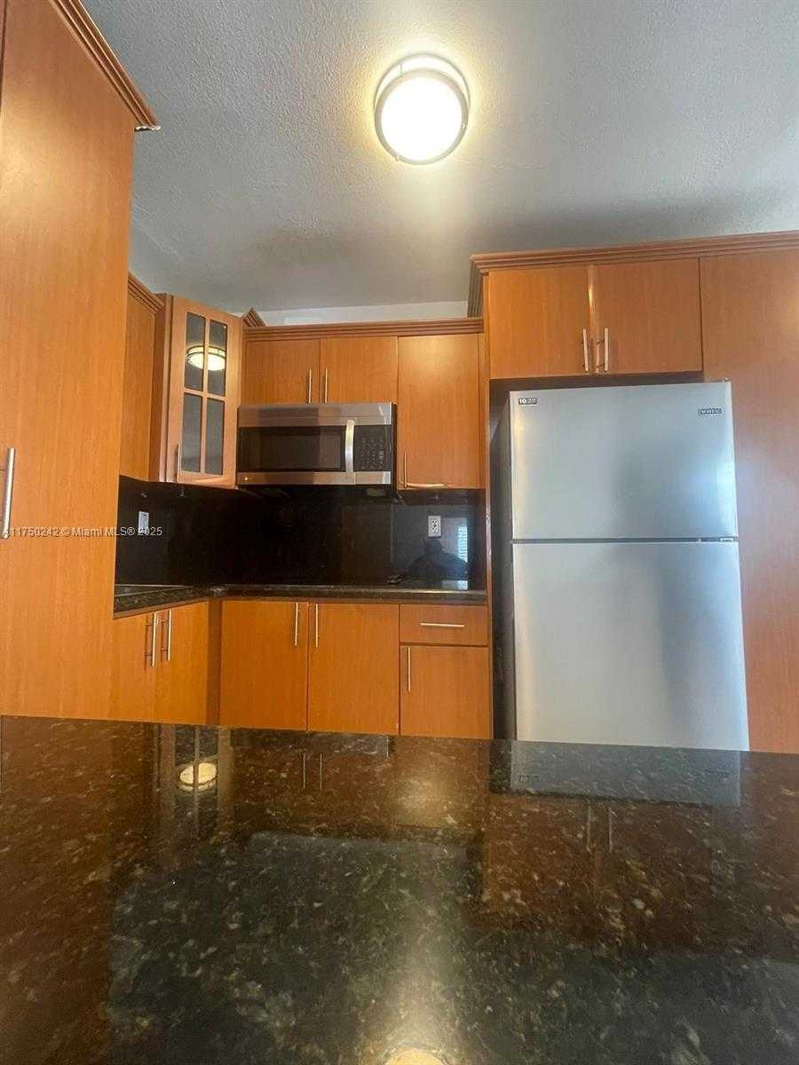 Small Image of 7928 HARDING AVE #1, Miami Beach Number 3