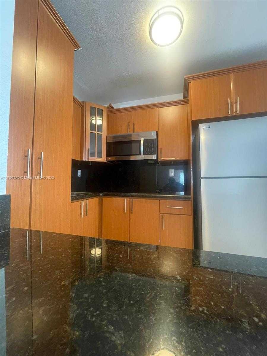 Small Image of 7928 HARDING AVE #1, Miami Beach Number 4