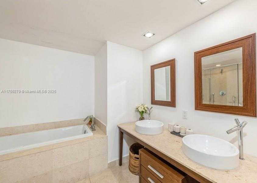 Small Image of 485 BRICKELL AVE #3704, Miami Number 21
