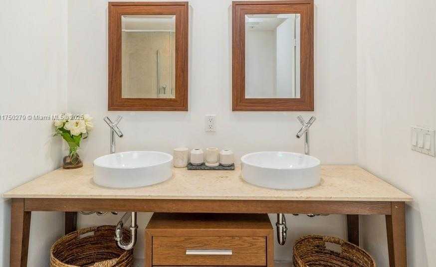 Small Image of 485 BRICKELL AVE #3704, Miami Number 22