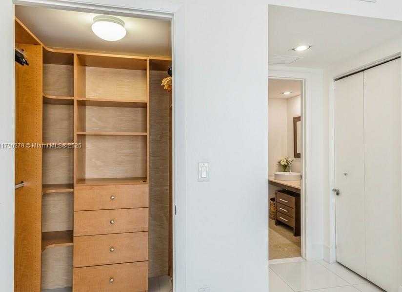 Small Image of 485 BRICKELL AVE #3704, Miami Number 25