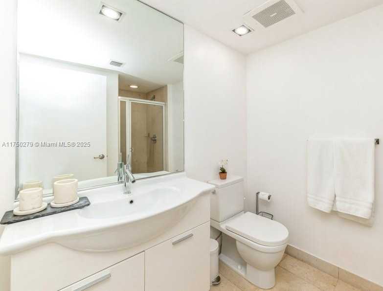 Small Image of 485 BRICKELL AVE #3704, Miami Number 32