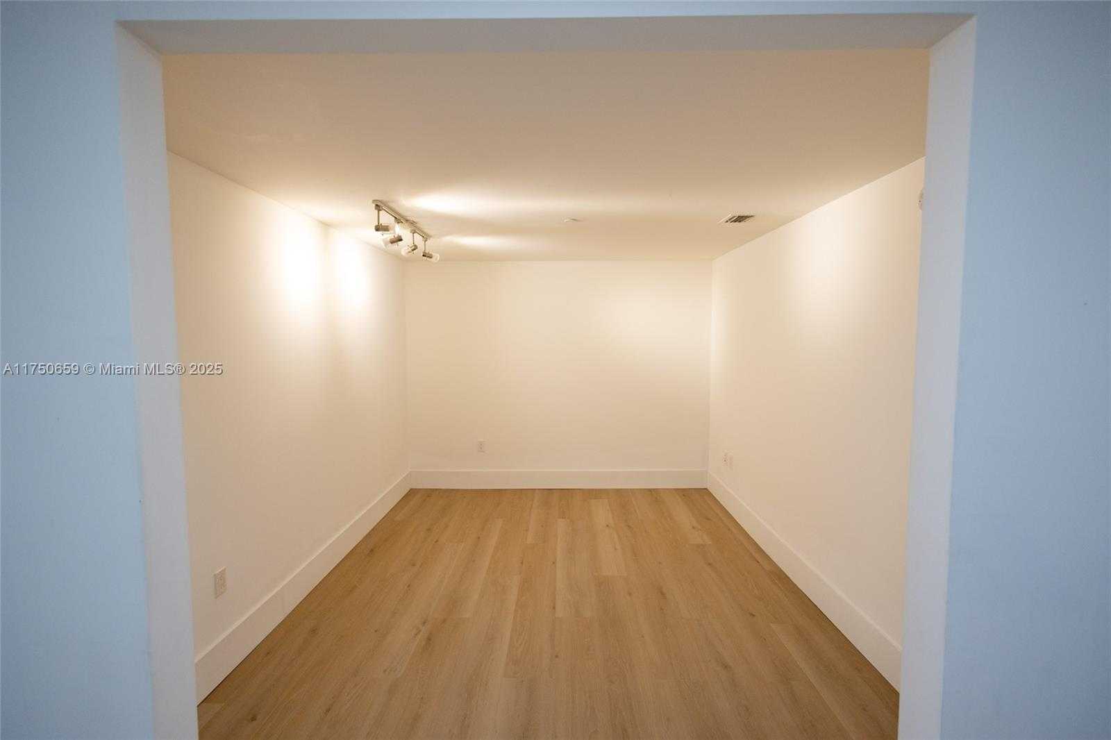 Small Image of 495 BRICKELL AVE #2102, Miami Number 3