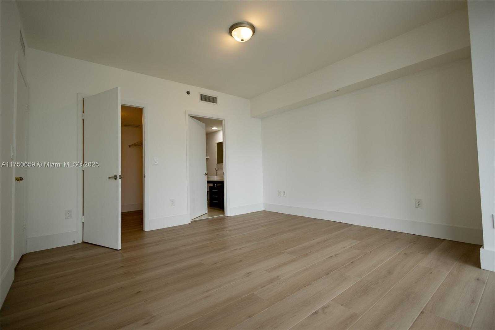 Small Image of 495 BRICKELL AVE #2102, Miami Number 6