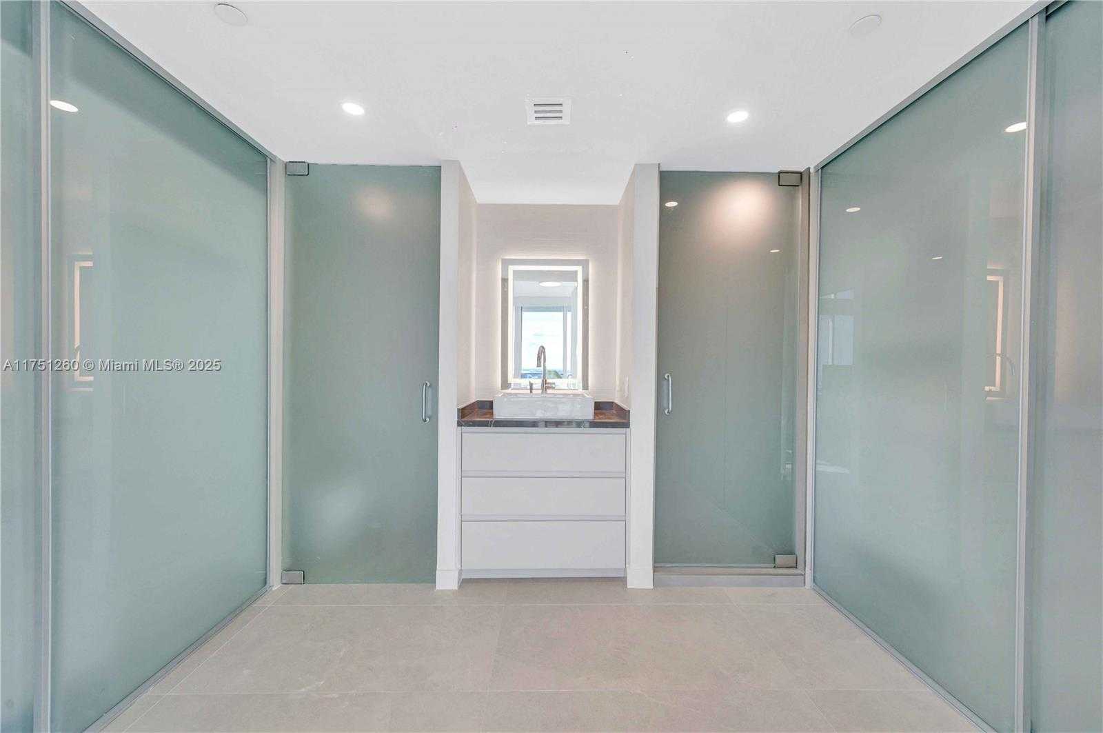 Small Image of 1040 BISCAYNE BLVD #LPH4407, Miami Number 25