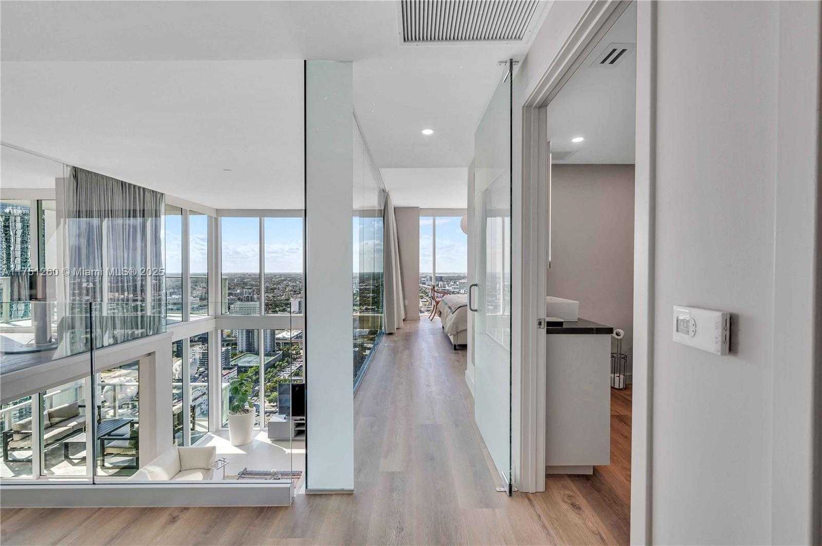 Small Image of 1040 BISCAYNE BLVD #LPH4407, Miami Number 44