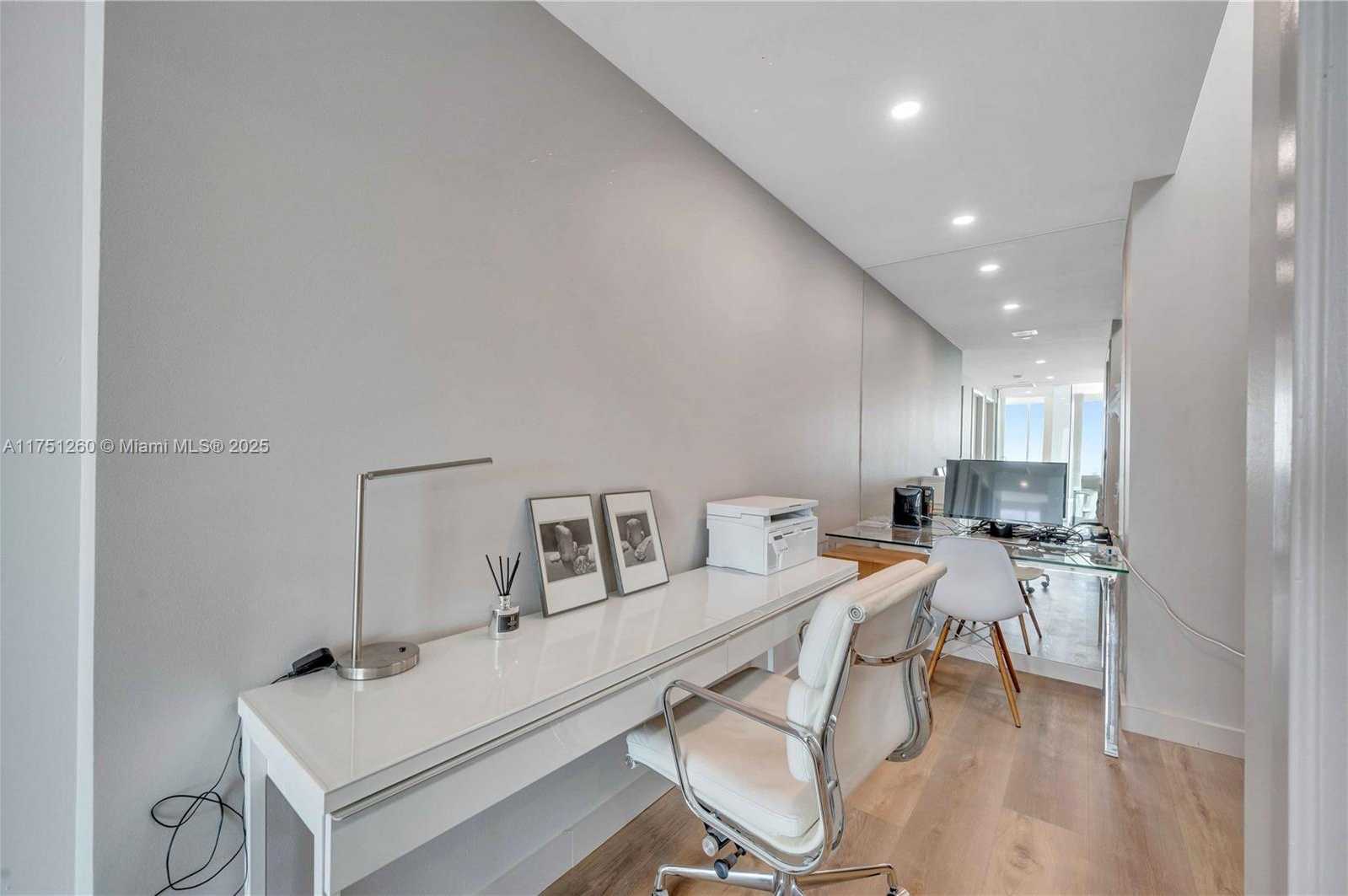 Small Image of 1040 BISCAYNE BLVD #LPH4407, Miami Number 51