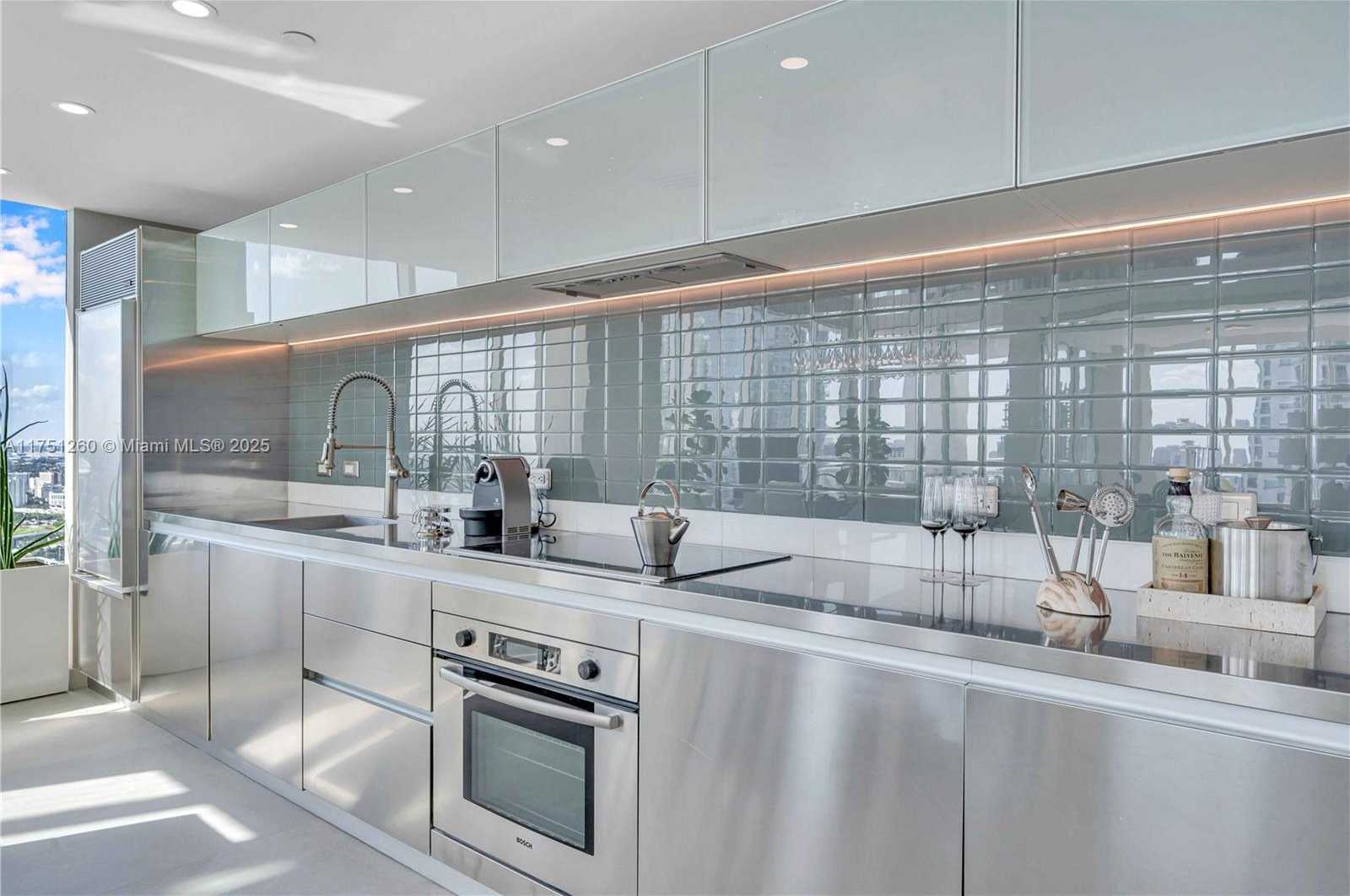 Small Image of 1040 BISCAYNE BLVD #LPH4407, Miami Number 6