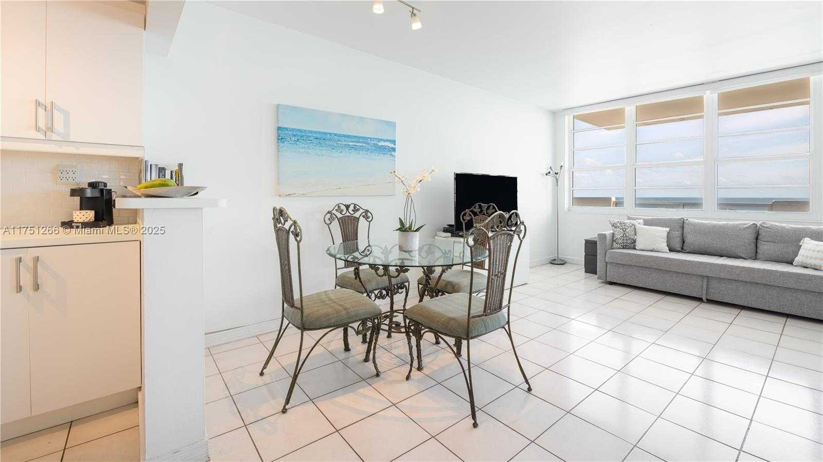 Small Image of 100 Lincoln Rd, Miami Beach, FL 33139, USA Number 3