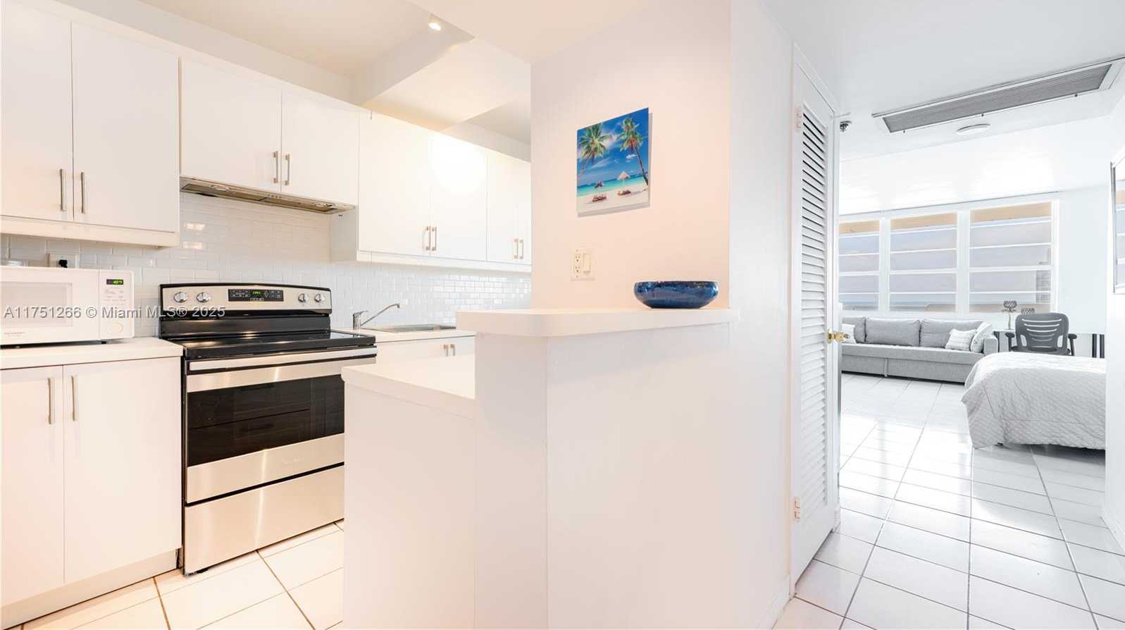 Small Image of 100 Lincoln Rd, Miami Beach, FL 33139, USA Number 4