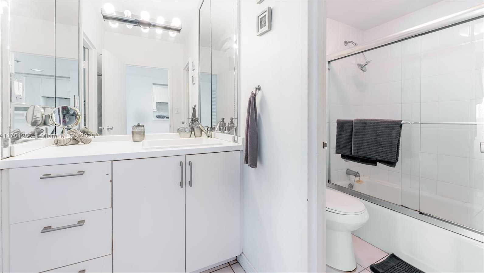 Small Image of 100 Lincoln Rd, Miami Beach, FL 33139, USA Number 7