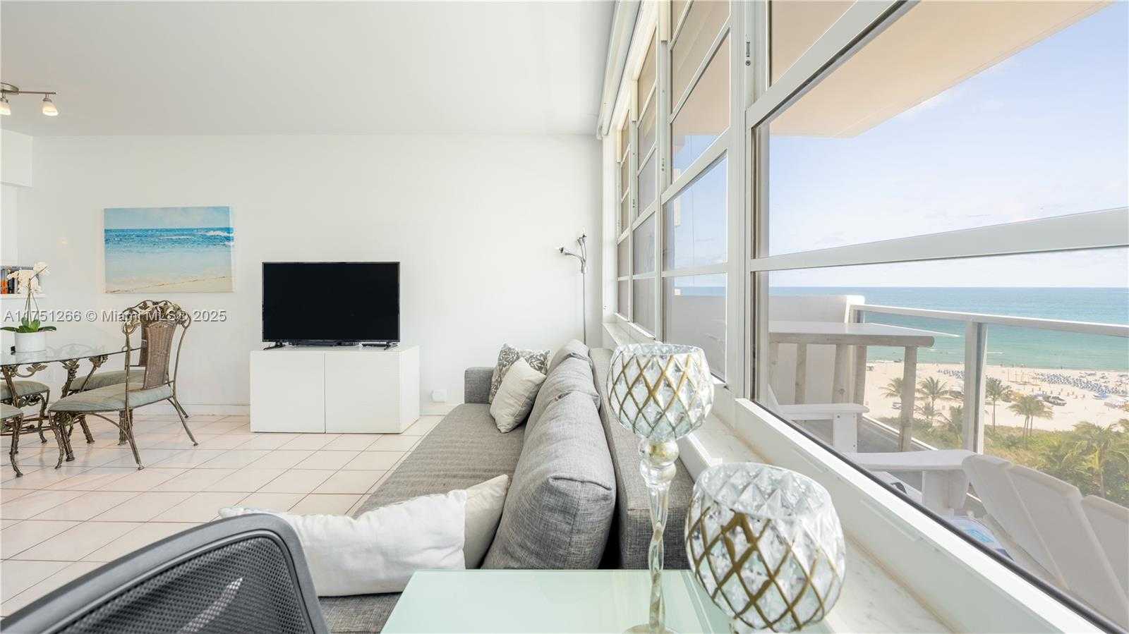 Small Image of 100 Lincoln Rd, Miami Beach, FL 33139, USA Number 8