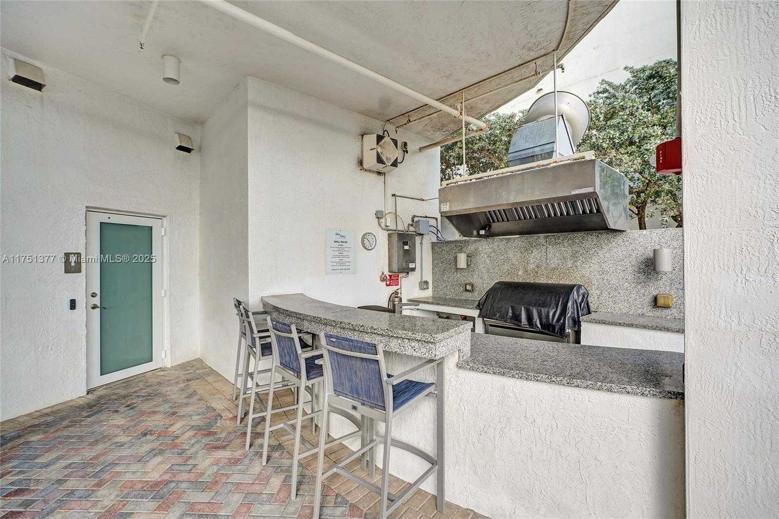 Small Image of 6515 COLLINS AVE #910, Miami Beach Number 4