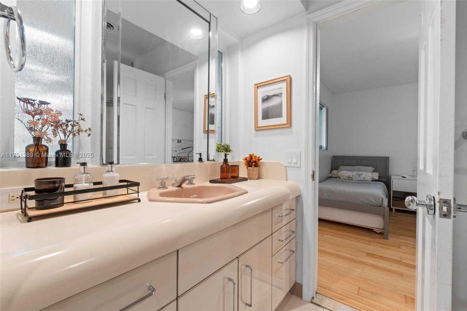 Small Image of 13060 LERIDA ST #13060, Coral Gables Number 31
