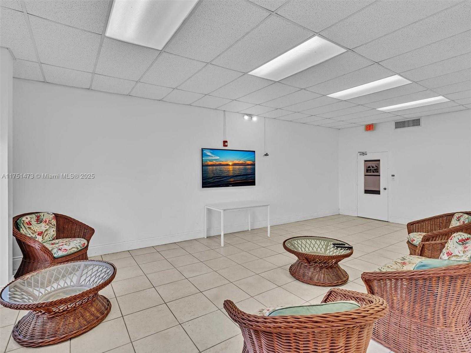 Small Image of 1001 91ST ST #408, Bay Harbor Islands Number 47