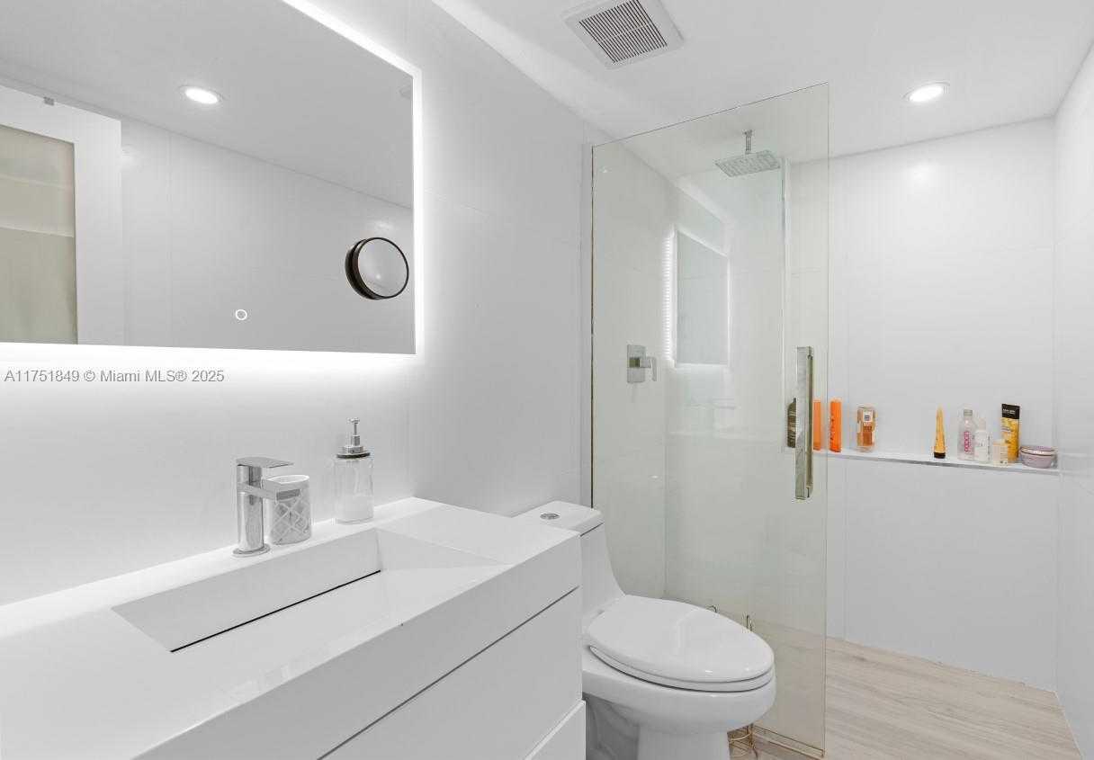 Small Image of 1500 Bay Rd, Miami Beach, FL 33139, USA Number 4