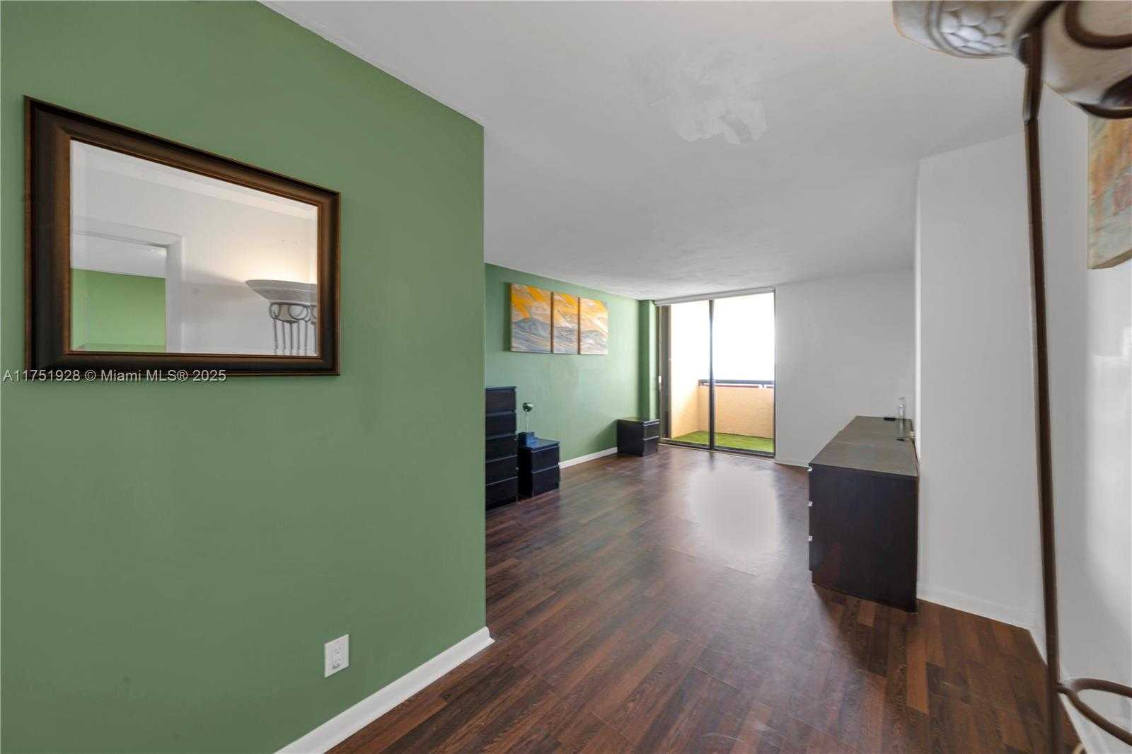 Small Image of 2555 COLLINS AVE #2404, Miami Beach Number 10