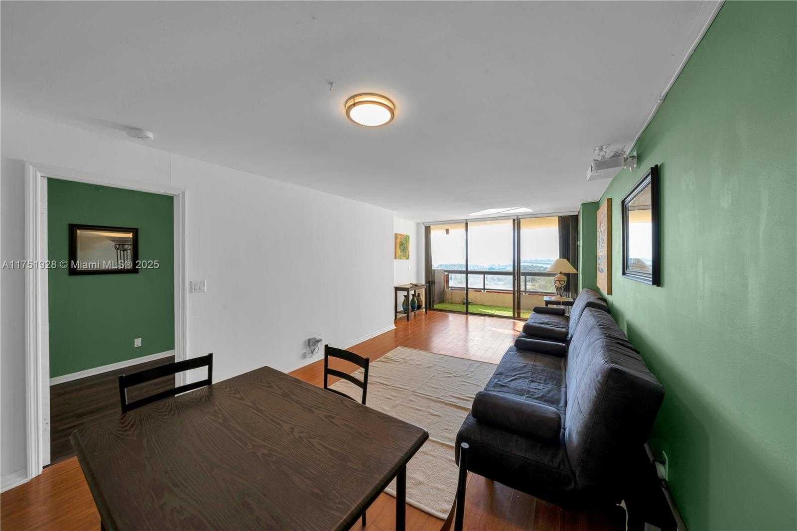 Small Image of 2555 COLLINS AVE #2404, Miami Beach Number 4