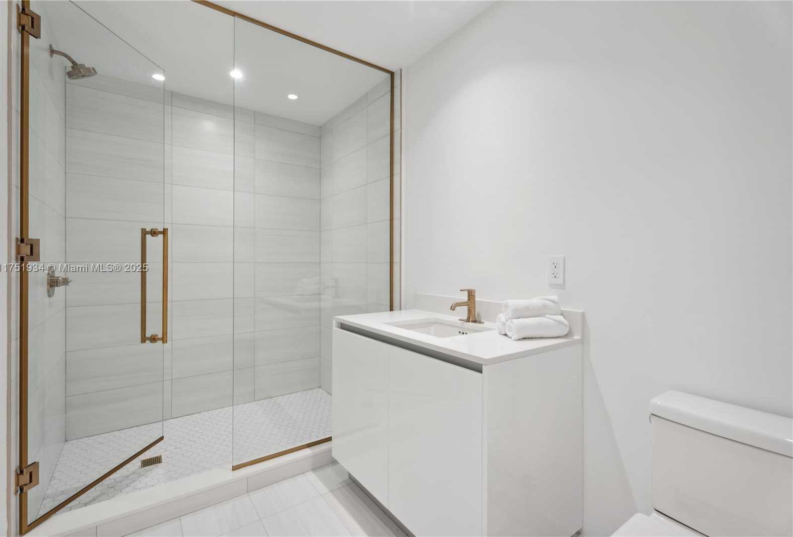 Small Image of 2678 TIGERTAIL AVE #1202B, Miami Number 14