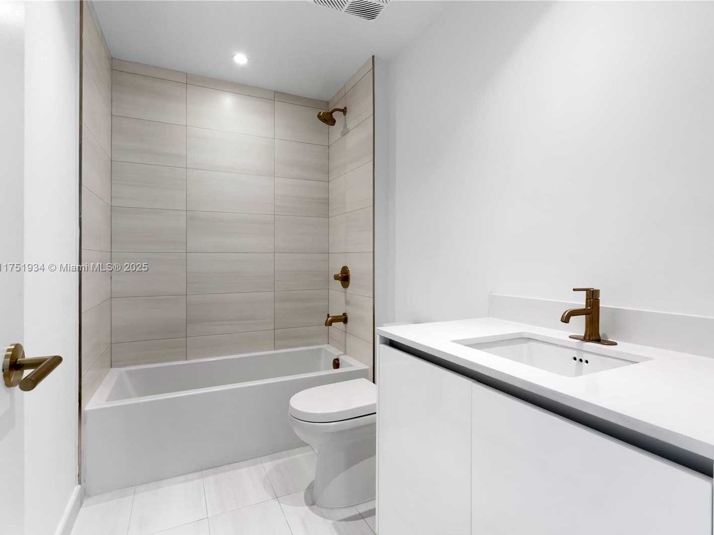 Small Image of 2678 TIGERTAIL AVE #1202B, Miami Number 24