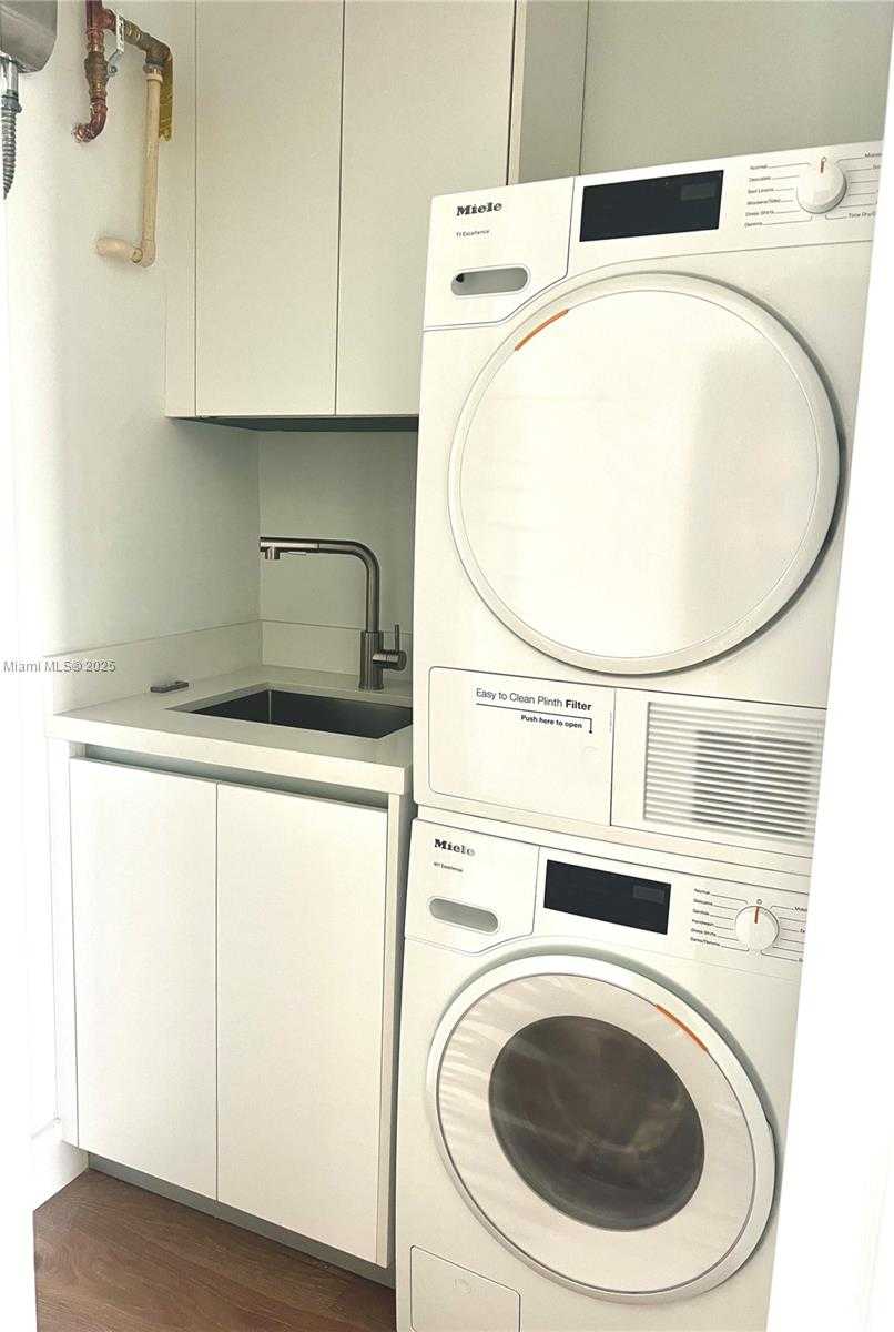 Small Image of 200 SUNRISE DR #200C, Key Biscayne Number 16