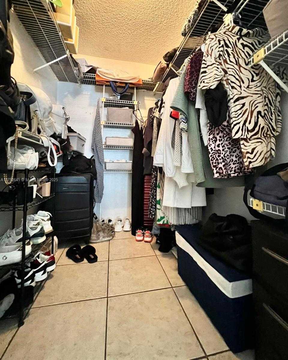 Small Image of 609 NE 14th Ave, Hallandale Beach, FL 33009, USA Number 10