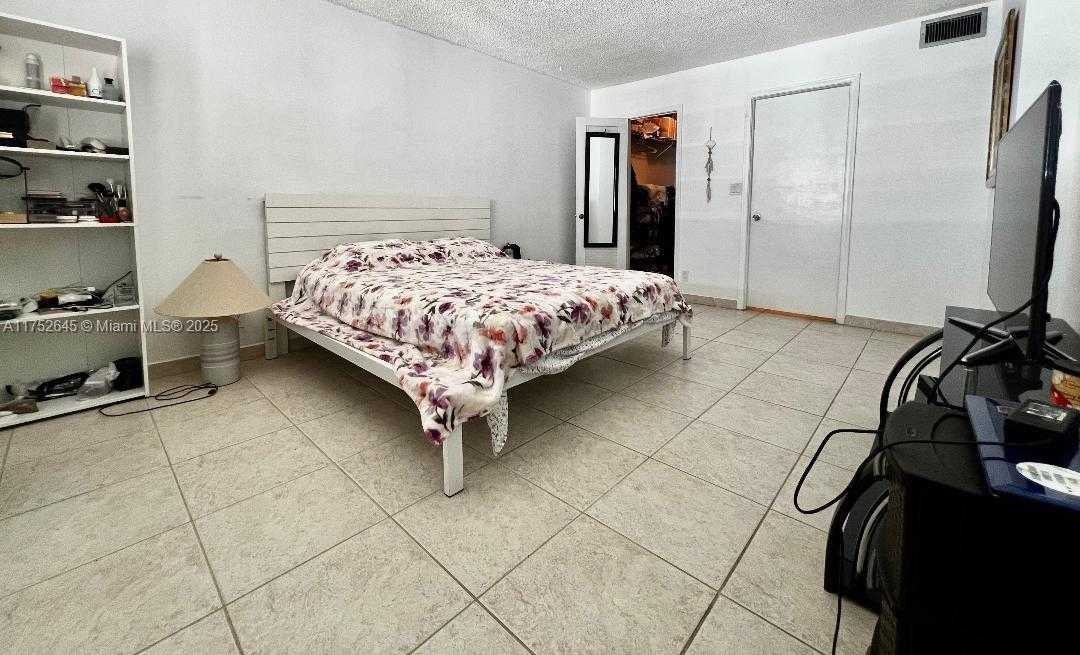 Small Image of 609 NE 14th Ave, Hallandale Beach, FL 33009, USA Number 11