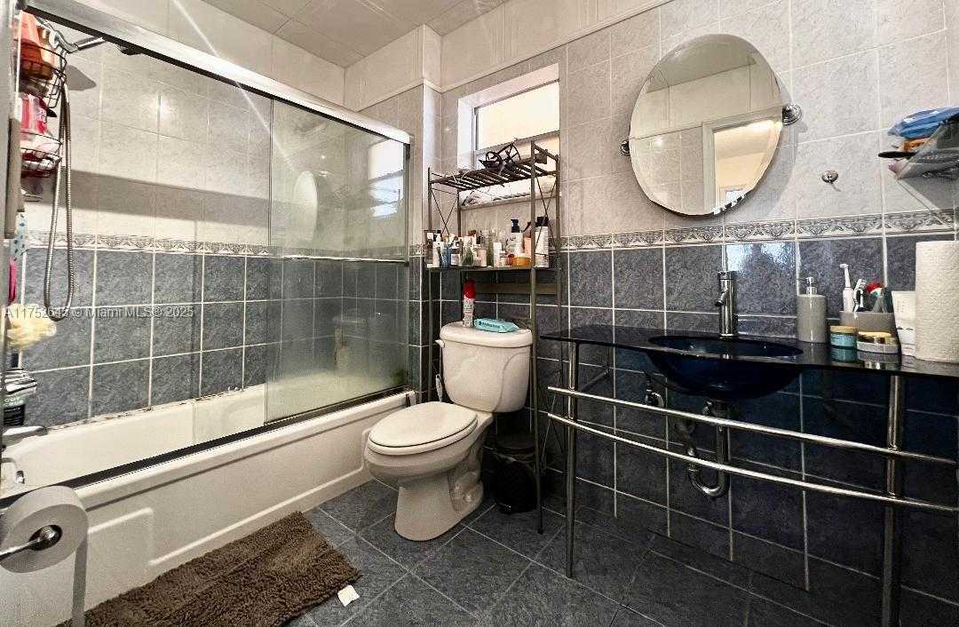 Small Image of 609 NE 14th Ave, Hallandale Beach, FL 33009, USA Number 12