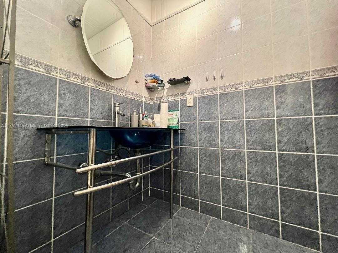 Small Image of 609 NE 14th Ave, Hallandale Beach, FL 33009, USA Number 13