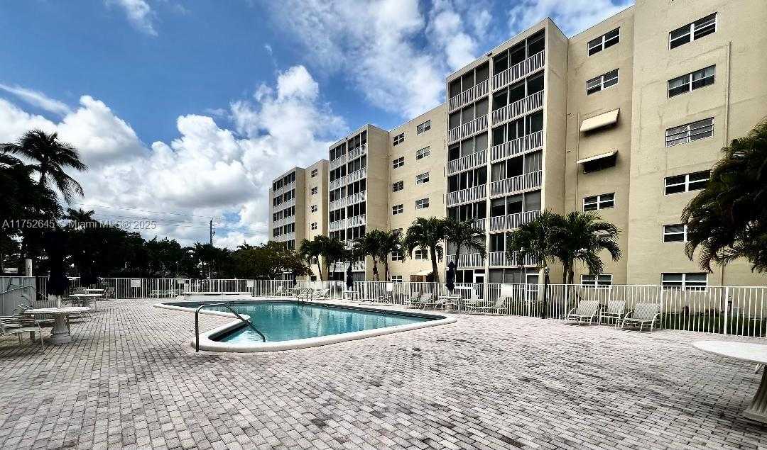 Small Image of 609 NE 14th Ave, Hallandale Beach, FL 33009, USA Number 15