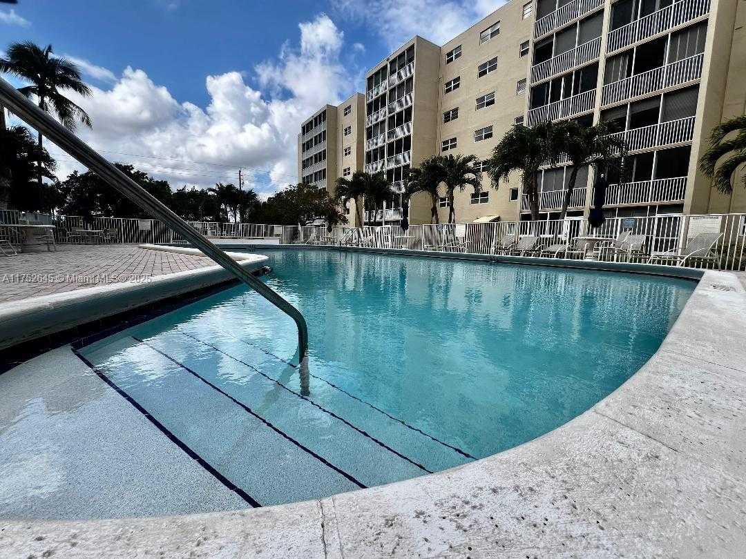 Small Image of 609 NE 14th Ave, Hallandale Beach, FL 33009, USA Number 16