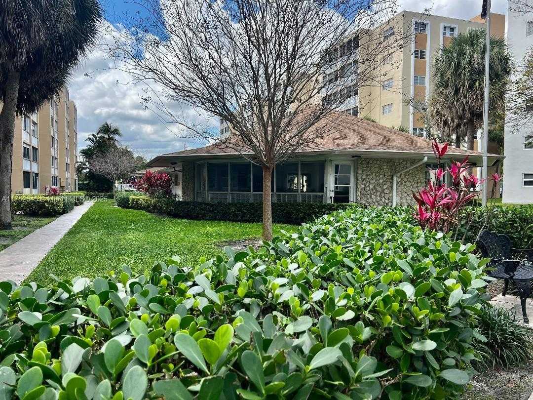 Small Image of 609 NE 14th Ave, Hallandale Beach, FL 33009, USA Number 17