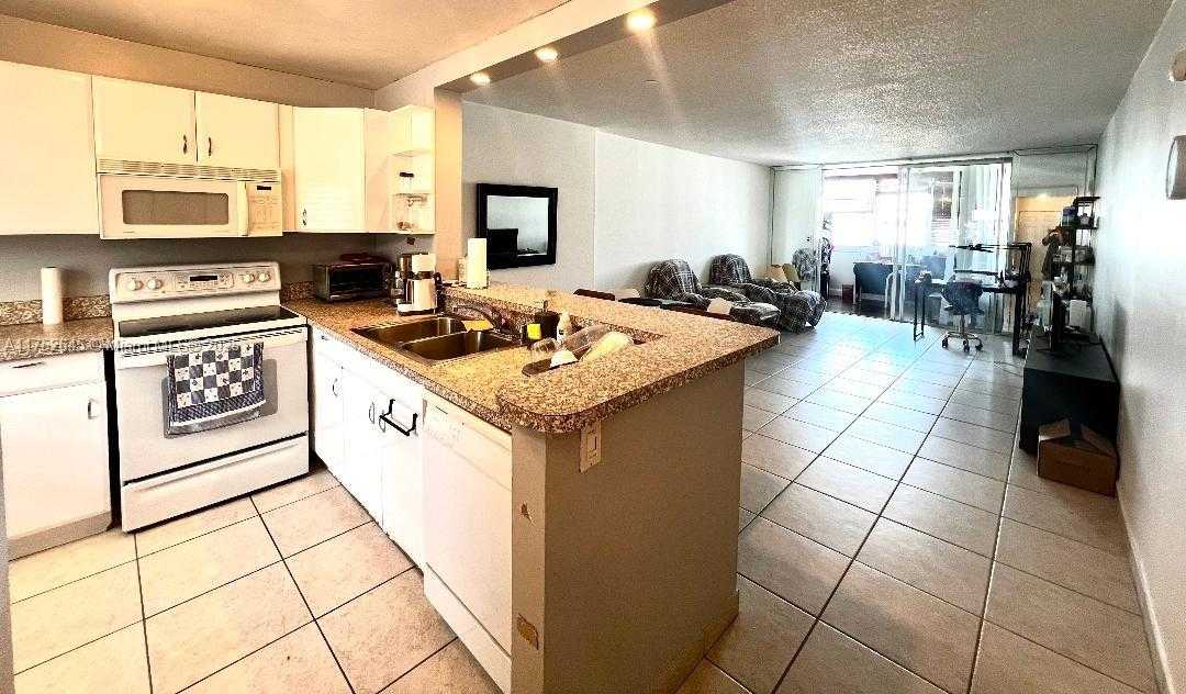 Small Image of 609 NE 14th Ave, Hallandale Beach, FL 33009, USA Number 2